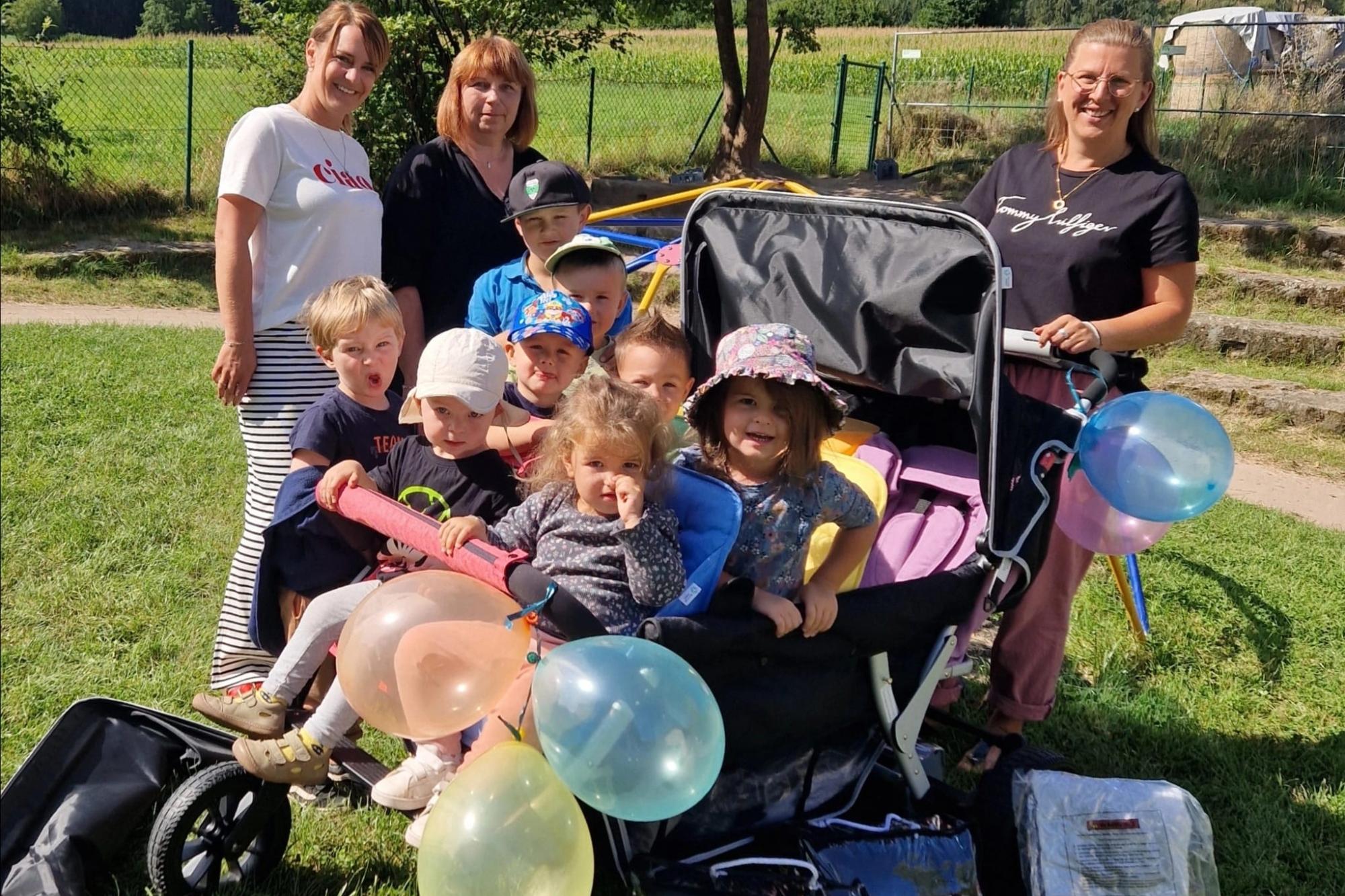 Frau Heinlein-Schubart übergibt vom Förderverein den Krippenwagen an die Leitung Daniela Günther und den Krippenkindern