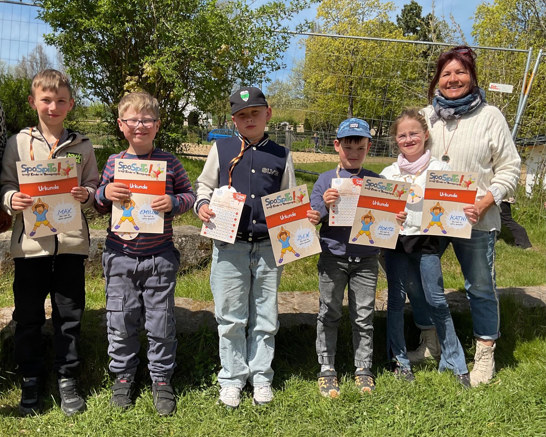 Gruppenfoto der Schulkinder Hampelmann Challenge